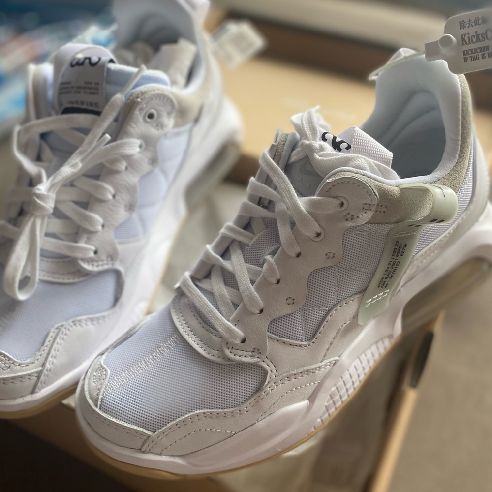 *NEW* Women’s Air Jordan MA2, size 8